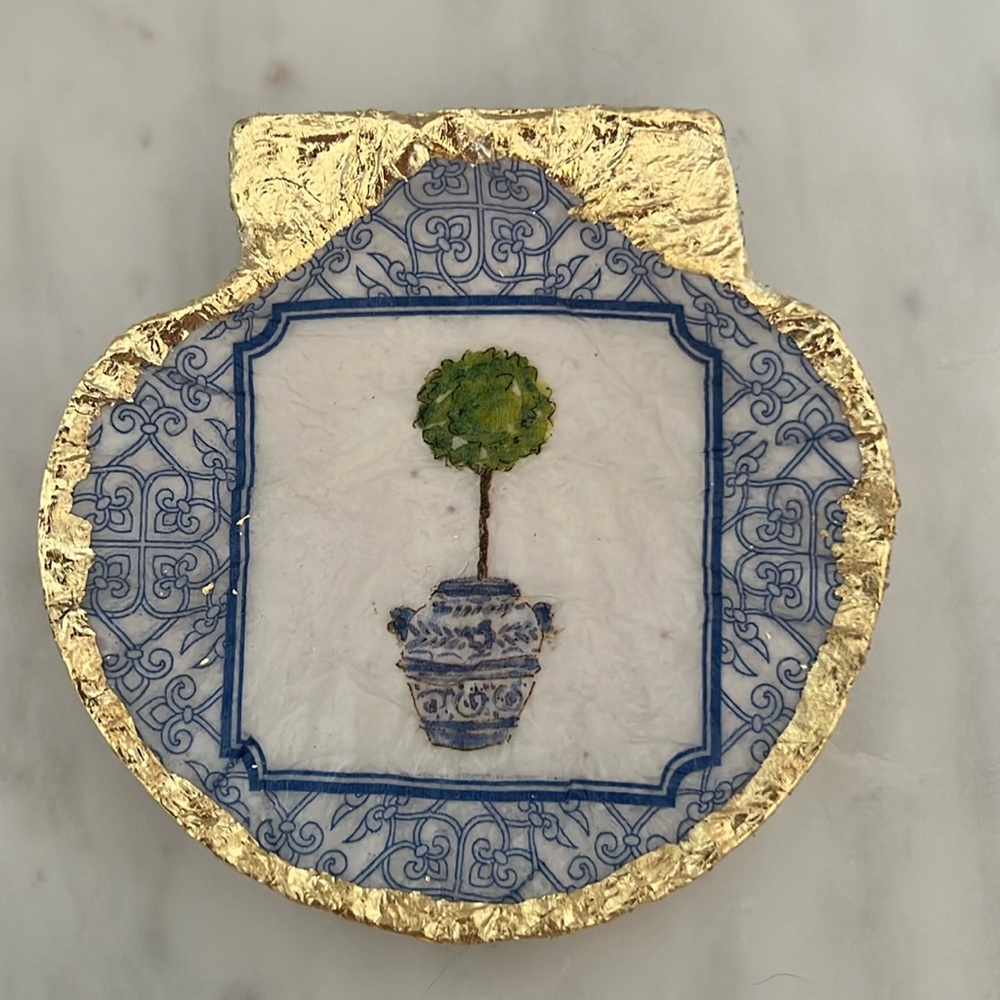 Decoupage king clam shells
